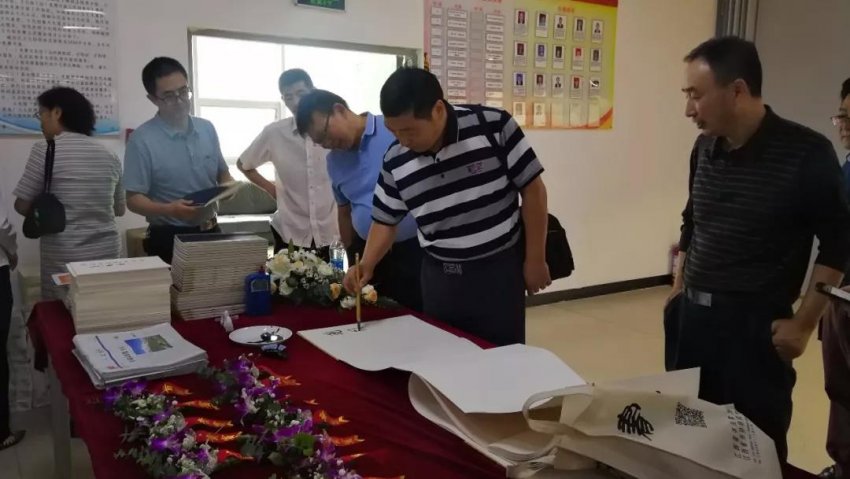 “情留西海,墨洒昆仑--李德西书法遗作展”在西宁隆重开幕(图2) “情留西海,墨洒昆仑--李德西书法遗作展”在西宁隆重开幕(图2)