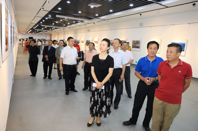 全国第九届“群艺杯”摄影艺术展在宝安隆重开展(图4) 全国第九届“群艺杯”摄影艺术展在宝安隆重开展(图4)