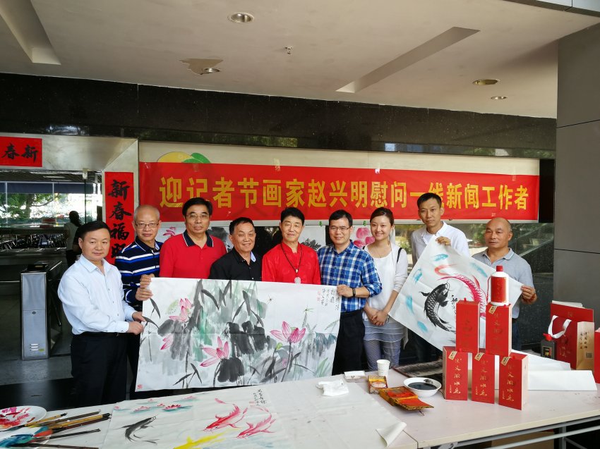 画家赵兴明在记者节前夕慰问新闻工作者(图1)