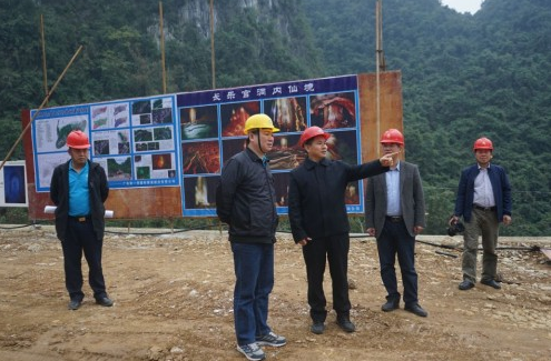 东兰县委书记黄贤昌深入长乐宫景区施工现场调研(图1) 东兰县委书记黄贤昌深入长乐宫景区施工现场调研(图1)