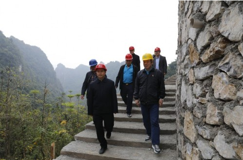 东兰县委书记黄贤昌深入长乐宫景区施工现场调研(图3) 东兰县委书记黄贤昌深入长乐宫景区施工现场调研(图3)