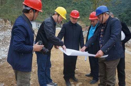 东兰县委书记黄贤昌深入长乐宫景区施工现场调研(图2) 东兰县委书记黄贤昌深入长乐宫景区施工现场调研(图2)