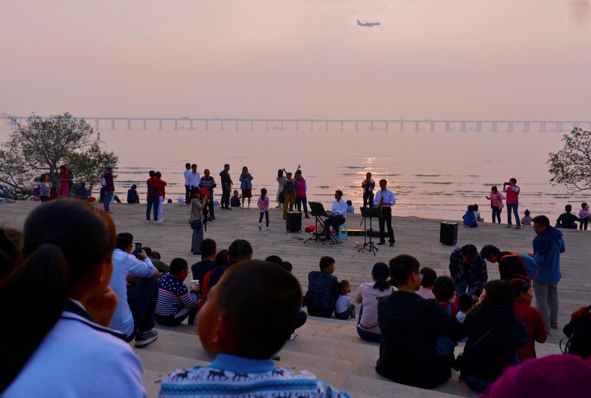 文化义工街头表演获市民点赞,街头表演艺术正在宝安悄然掀起  (图1)