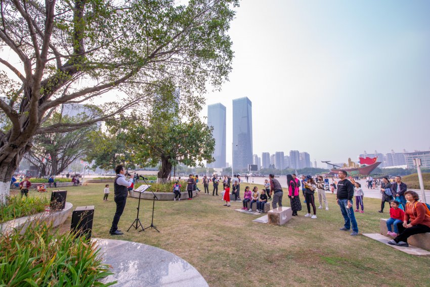 文化义工街头表演获市民点赞,街头表演艺术正在宝安悄然掀起 (图2) 文化义工街头表演获市民点赞,街头表演艺术正在宝安悄然掀起 (图2)