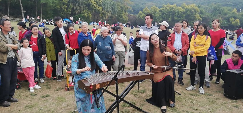 文化义工街头表演获市民点赞,街头表演艺术正在宝安悄然掀起 (图3) 文化义工街头表演获市民点赞,街头表演艺术正在宝安悄然掀起 (图3)