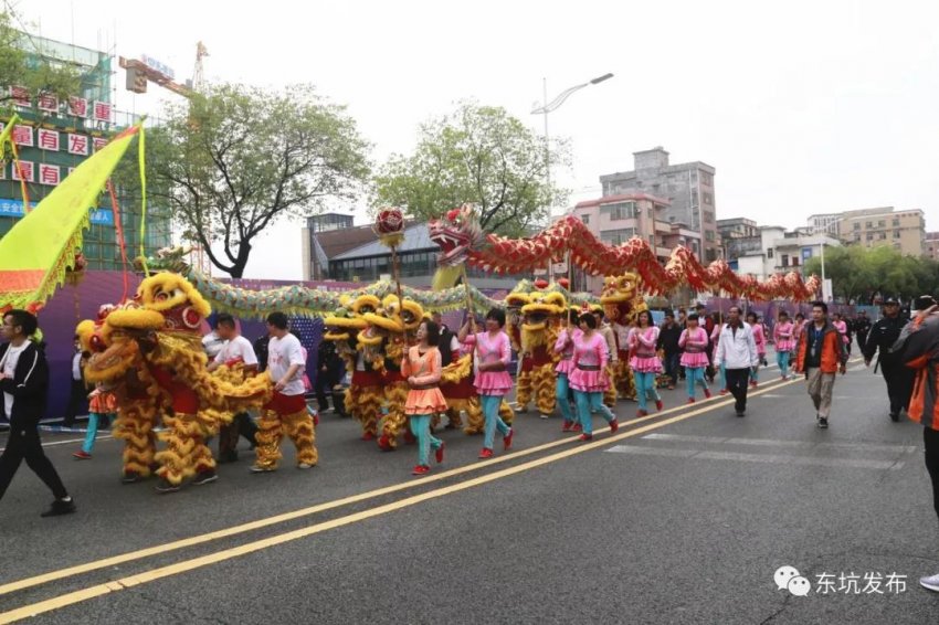 东莞东坑“二月初二卖身节”再现农耕民俗新魅力(图4) 东莞东坑“二月初二卖身节”再现农耕民俗新魅力(图4)