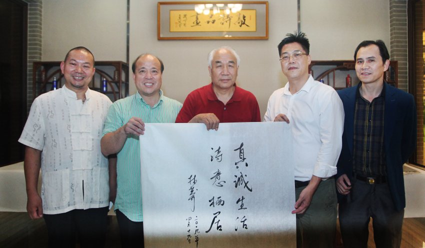 全国文学名家交流暨商震诗歌《谁是王二》创作分享会举行(图11) 全国文学名家交流暨商震诗歌《谁是王二》创作分享会举行(图11)