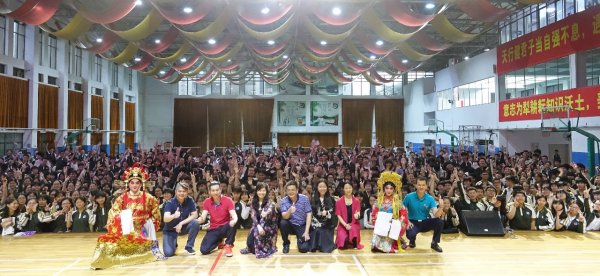 知名粤剧演员给中学生讲述“粤剧与咏春”