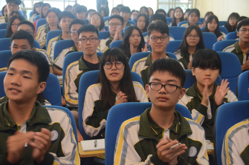 “东莞名作家进校园”创作培训活动走进樟木头，深受学生欢迎(图6)