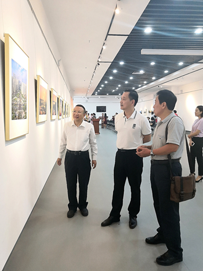 用镜头讴歌新时代,《深圳宝安摄影12相》主题展成功开展(图4) 用镜头讴歌新时代,《深圳宝安摄影12相》主题展成功开展(图4)