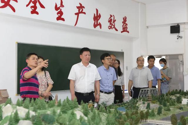 香港进源集团·广西第一湾国际旅游股份有限公司董事长吴进枝受邀带领团队前往广州铁路职业技术学院考察交流(图1) 香港进源集团·广西第一湾国际旅游股份有限公司董事长吴进枝受邀带领团队前往广州铁路职业技术学院考察交流(图1)