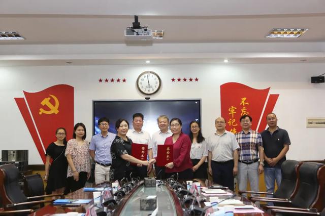 香港进源集团·广西第一湾国际旅游股份有限公司董事长吴进枝受邀带领团队前往广州铁路职业技术学院考察交流(图5) 香港进源集团·广西第一湾国际旅游股份有限公司董事长吴进枝受邀带领团队前往广州铁路职业技术学院考察交流(图5)