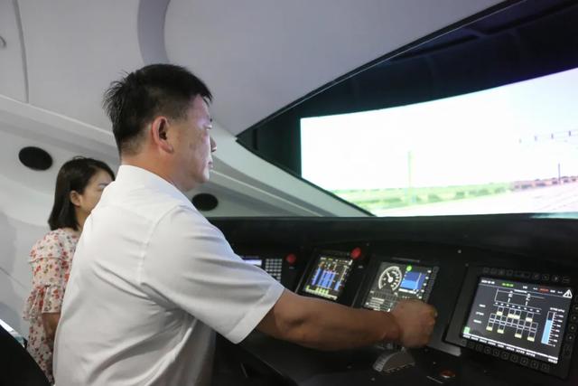 香港进源集团·广西第一湾国际旅游股份有限公司董事长吴进枝受邀带领团队前往广州铁路职业技术学院考察交流(图3) 香港进源集团·广西第一湾国际旅游股份有限公司董事长吴进枝受邀带领团队前往广州铁路职业技术学院考察交流(图3)