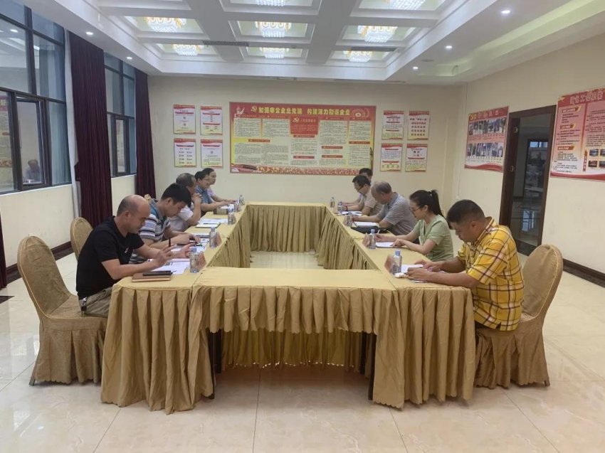 河池市人大常委会副主任韦桂元到第一湾股份深入调研(图2) 河池市人大常委会副主任韦桂元到第一湾股份深入调研(图2)