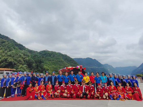 巴马国际旅游区东兰天下第一湾火车鸣笛启航(图4) 巴马国际旅游区东兰天下第一湾火车鸣笛启航(图4)