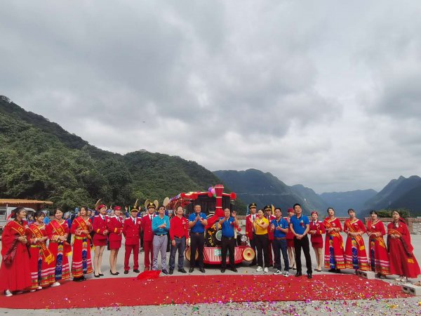 巴马国际旅游区东兰天下第一湾火车鸣笛启航(图5) 巴马国际旅游区东兰天下第一湾火车鸣笛启航(图5)