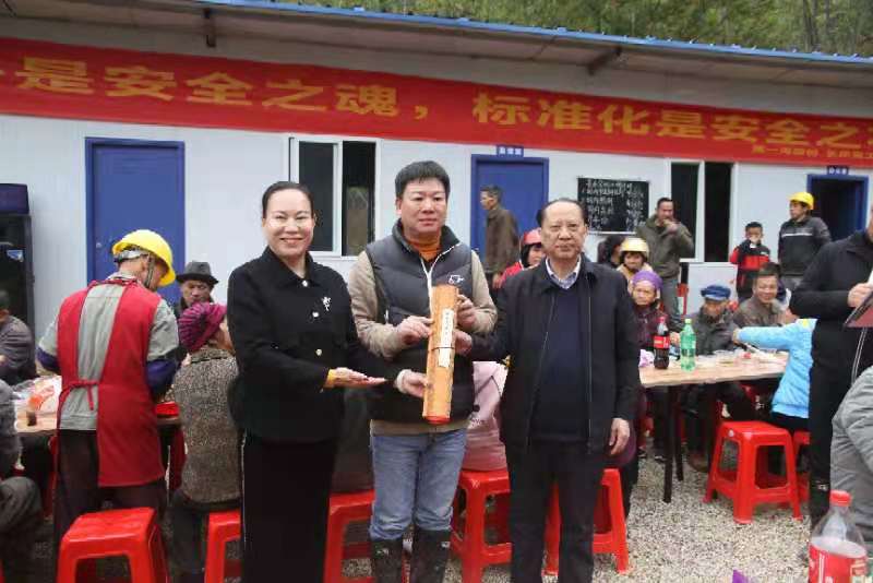 敦煌写经院王淑萍院长考察世界长寿金三角东兰旅游项目(图1) 敦煌写经院王淑萍院长考察世界长寿金三角东兰旅游项目(图1)