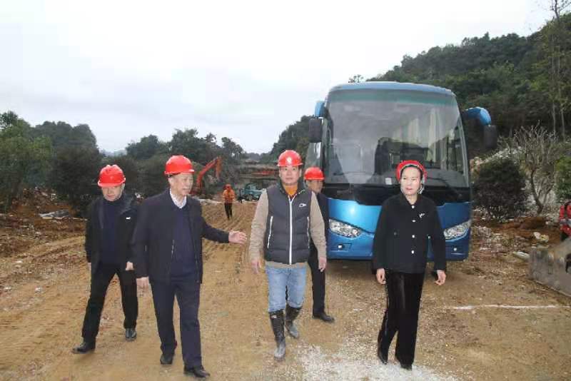 敦煌写经院王淑萍院长考察世界长寿金三角东兰旅游项目(图2) 敦煌写经院王淑萍院长考察世界长寿金三角东兰旅游项目(图2)