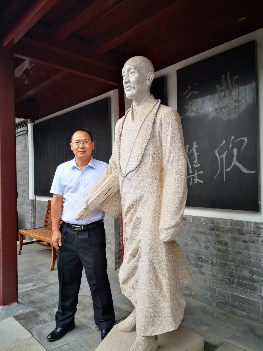 70后实力派作家曾海津文艺评论集《星空与镜子》出版发行(图2) 70后实力派作家曾海津文艺评论集《星空与镜子》出版发行(图2)