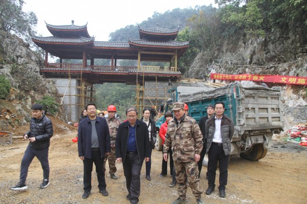 河池市人大常委会副主任韦桂元到东兰著名景区长乐宫调研(图3) 河池市人大常委会副主任韦桂元到东兰著名景区长乐宫调研(图3)