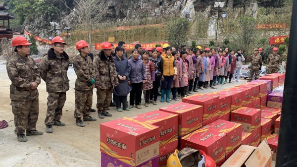 东兰县委县政府县总工会到长乐宫景区建筑工地走访慰问农民工(图4)