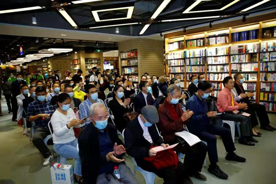 “脚步丈量百国,走千城 阅古今” |走世界奇人桂强芳《走遍全球》丛书五册深圳首发(图3) “脚步丈量百国,走千城 阅古今”——走世界奇人桂强芳《走遍全球》丛书五册深圳首发(图3)