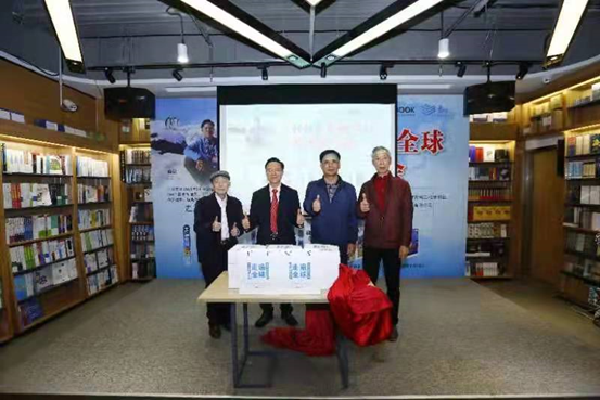 “脚步丈量百国,走千城 阅古今” |走世界奇人桂强芳《走遍全球》丛书五册深圳首发(图4) “脚步丈量百国,走千城 阅古今”——走世界奇人桂强芳《走遍全球》丛书五册深圳首发(图4)