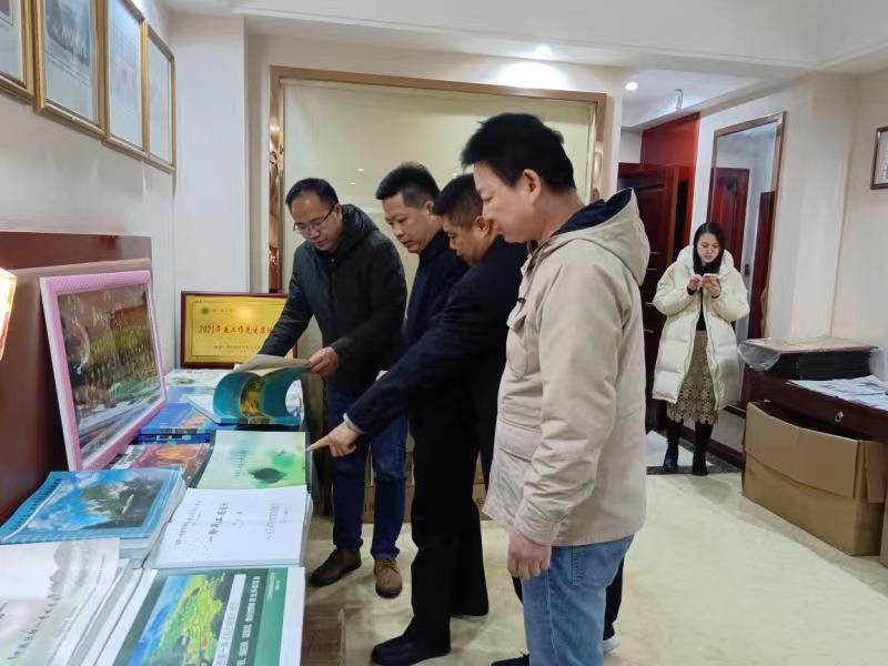 广西东兰“两院” 领导进企业了解情况辅导合法维权(图3)
