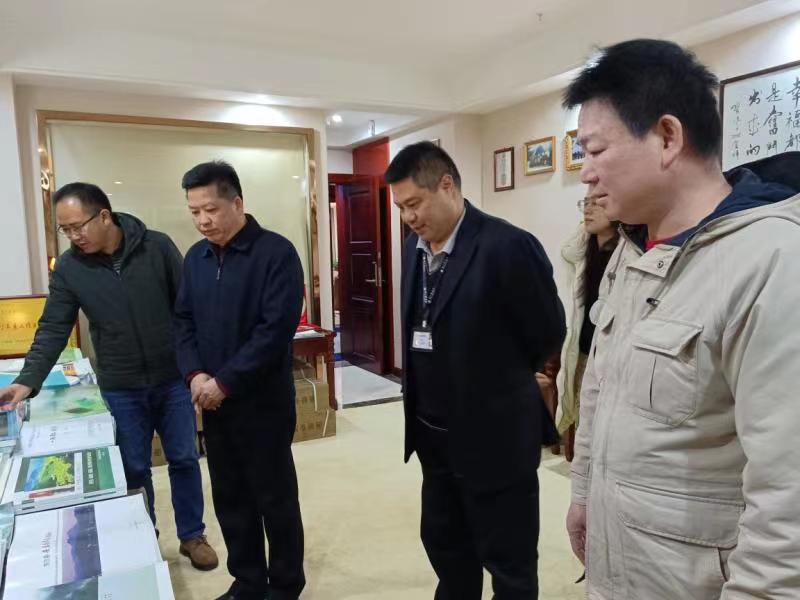 广西东兰“两院” 领导进企业了解情况辅导合法维权(图2)