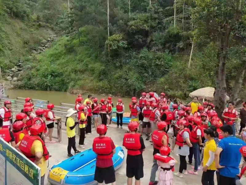 广西东兰香河漂流游客爆满(图3) 广西东兰香河漂流游客爆满(图3)