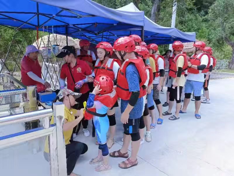 广西东兰香河漂流游客爆满(图6) 广西东兰香河漂流游客爆满(图6)