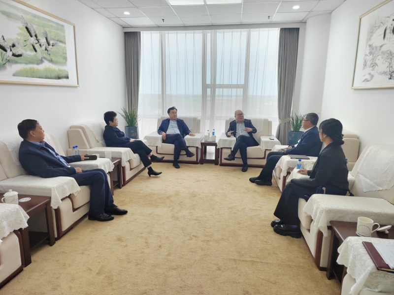 齐齐哈尔市委书记沈宏宇会见京海集团董事局主席梁策一行(图2)