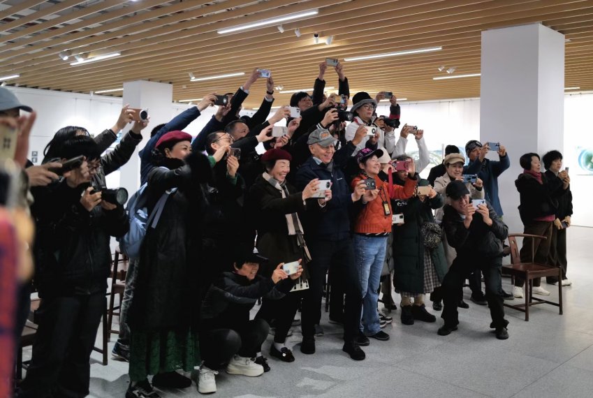 “跨越·启航”《深圳宝安摄影12相》第八集主题摄影艺术展开幕 120幅本土摄影家作品免费开放(图2) “跨越·启航”《深圳宝安摄影12相》第八集主题摄影艺术展开幕 120幅本土摄影家作品免费开放(图2)