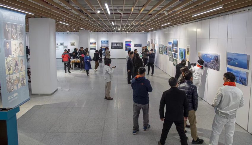 “跨越·启航”《深圳宝安摄影12相》第八集主题摄影艺术展开幕 120幅本土摄影家作品免费开放(图3) “跨越·启航”《深圳宝安摄影12相》第八集主题摄影艺术展开幕 120幅本土摄影家作品免费开放(图3)