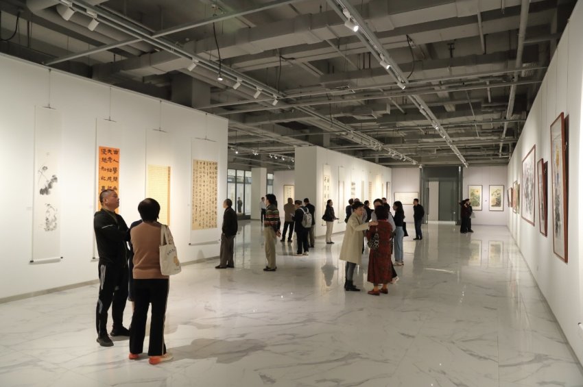 “翰墨光影”宝安区老年人书法美术摄影展在宝安1990美术馆展厅展出(图2) “翰墨光影”宝安区老年人书法美术摄影展在宝安1990美术馆展厅展出(图3)