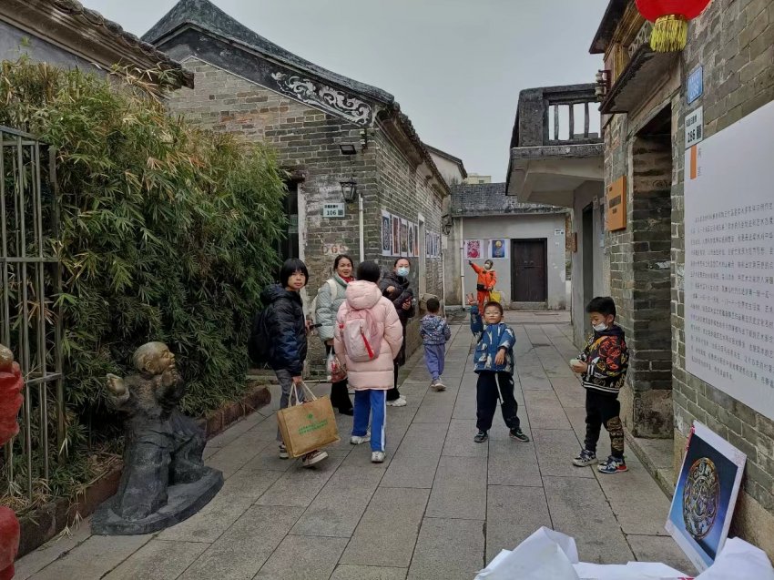 中华百龙图腾艺术展“现身”凤凰古村(图2) 中华百龙图腾艺术展“现身”凤凰古村(图2)