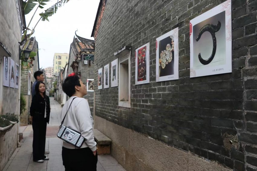 中华百龙图腾艺术展“现身”凤凰古村(图5) 中华百龙图腾艺术展“现身”凤凰古村(图5)