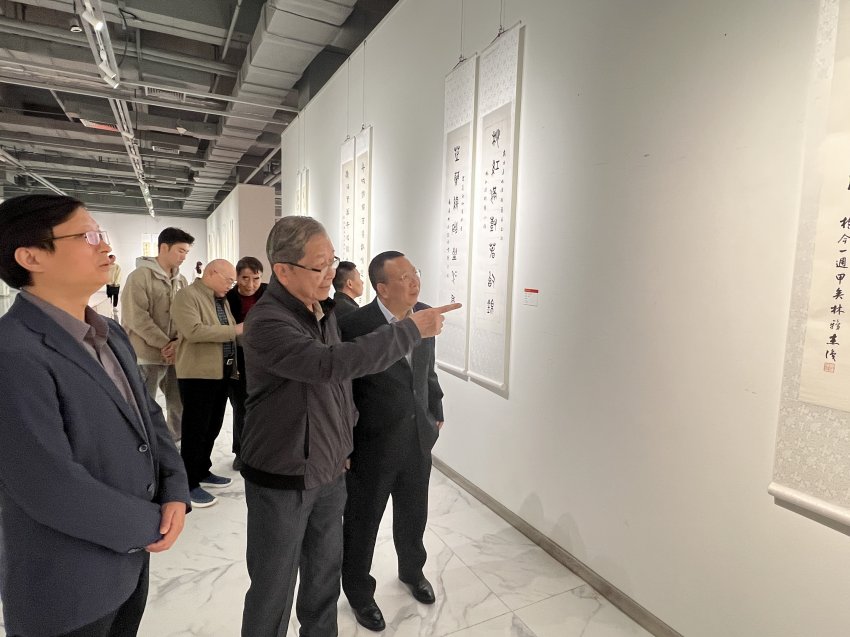 “金玉同馨——当代学人自书诗联展”在宝安1990美术馆开幕(图3) “金玉同馨——当代学人自书诗联展”在宝安1990美术馆开幕(图3)