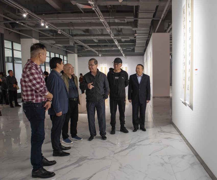 “金玉同馨——当代学人自书诗联展”在宝安1990美术馆开幕(图8) “金玉同馨——当代学人自书诗联展”在宝安1990美术馆开幕(图8)