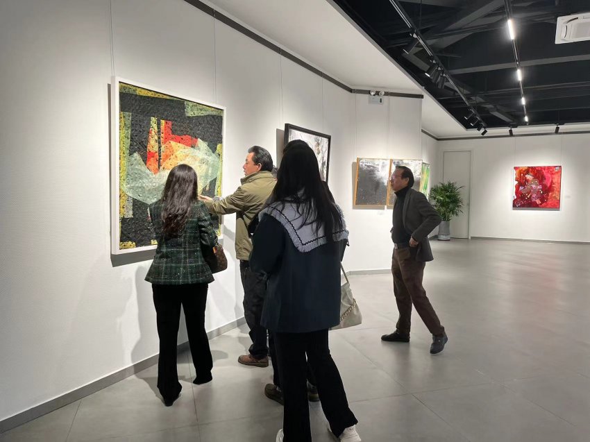 “山海春融——2024年深圳(宝安)综合材料绘画作品迎春展”举办(图2) “山海春融——2024年深圳(宝安)综合材料绘画作品迎春展”举办(图2)