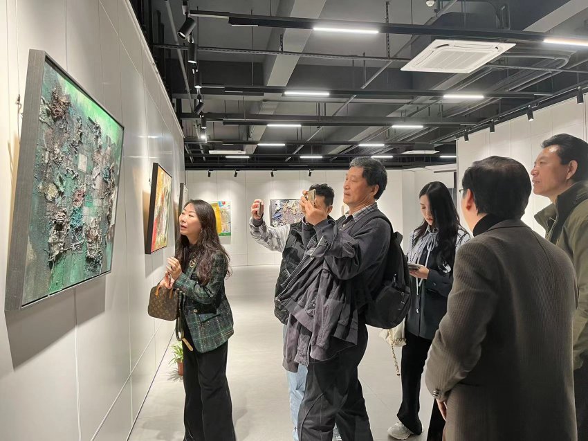 “山海春融——2024年深圳(宝安)综合材料绘画作品迎春展”举办(图8) “山海春融——2024年深圳(宝安)综合材料绘画作品迎春展”举办(图8)
