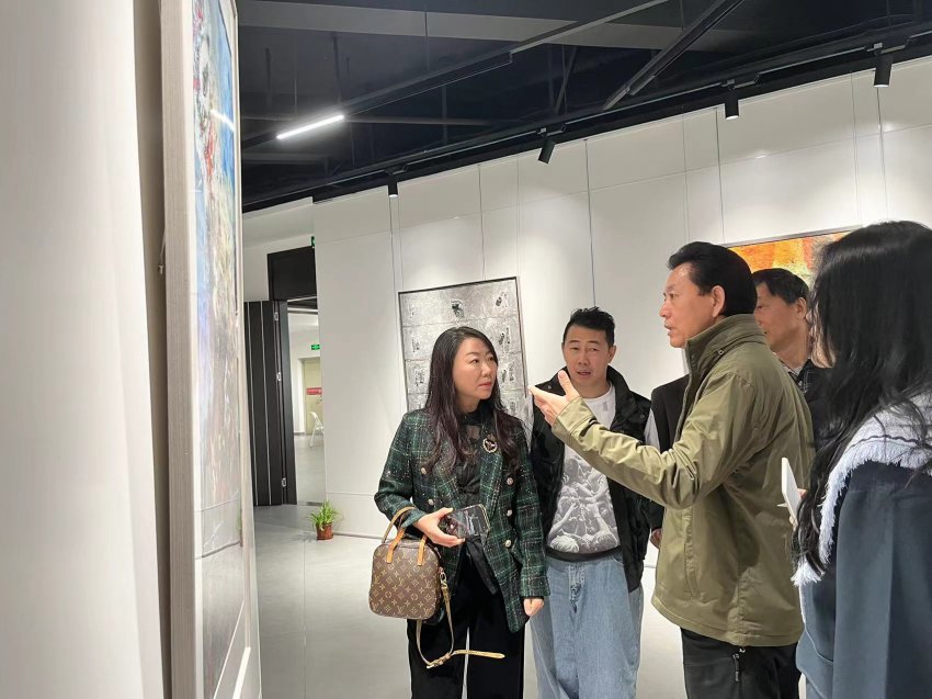 “山海春融——2024年深圳(宝安)综合材料绘画作品迎春展”举办(图11) “山海春融——2024年深圳(宝安)综合材料绘画作品迎春展”举办(图11)