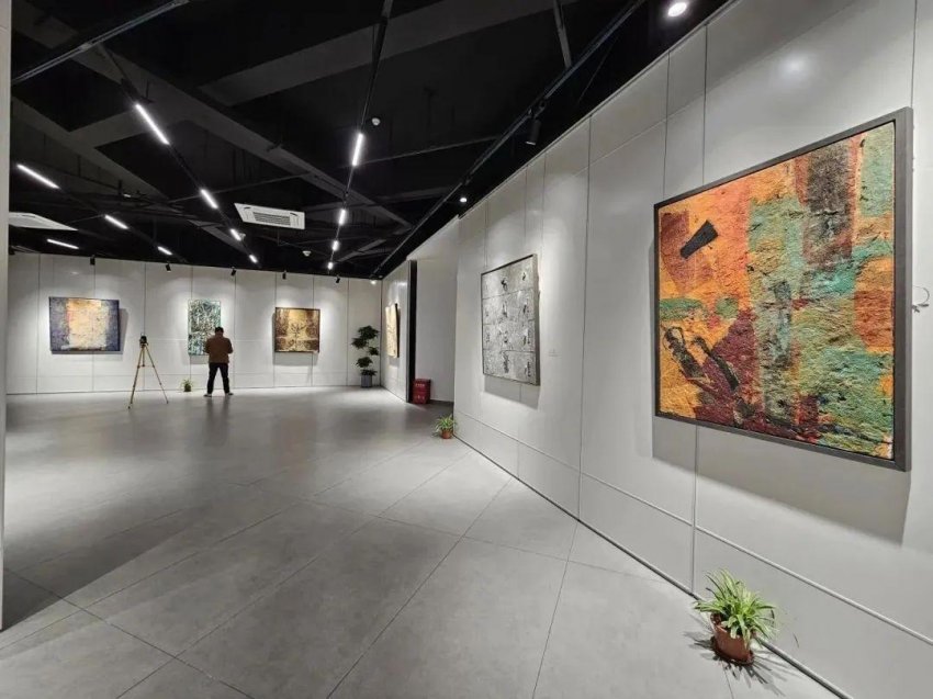 “山海春融——2024年深圳(宝安)综合材料绘画作品迎春展”举办(图9) “山海春融——2024年深圳(宝安)综合材料绘画作品迎春展”举办(图9)