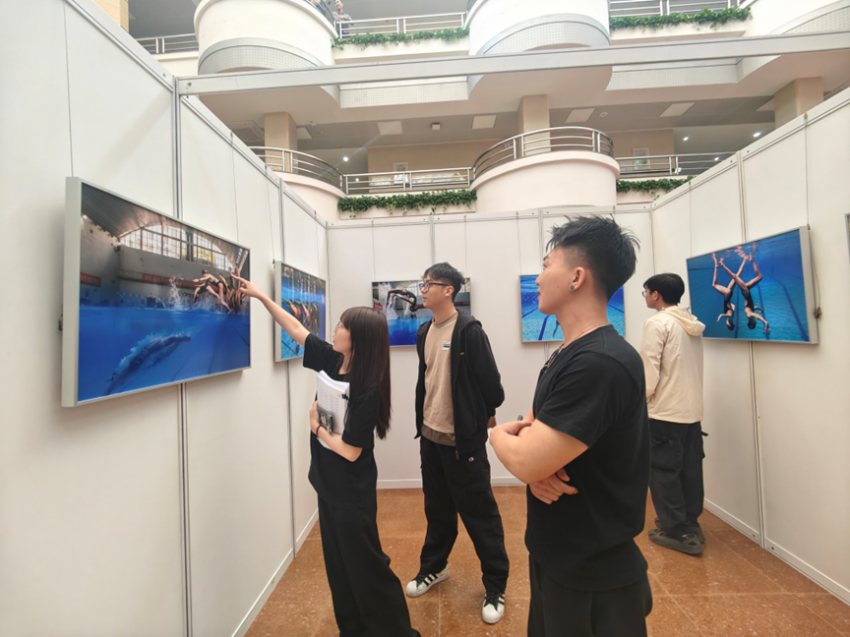 “影像新质·时代强音”!第十二届“群艺杯”全国摄影艺术展览在宝安燕罗巡展(图3) “影像新质·时代强音”!第十二届“群艺杯”全国摄影艺术展览在宝安燕罗巡展(图3)