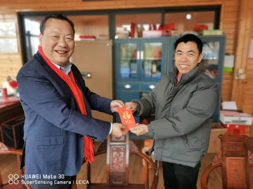 情暖新春:公司董事长黎沛德正月初一深入茶趣园景区慰问一线在岗员工(图2) 情暖新春:公司董事长黎沛德正月初一深入茶趣园景区慰问一线在岗员工(图4)