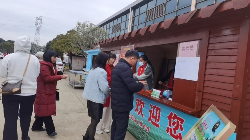 情暖新春:公司董事长黎沛德正月初一深入茶趣园景区慰问一线在岗员工(图3) 情暖新春:公司董事长黎沛德正月初一深入茶趣园景区慰问一线在岗员工(图5)