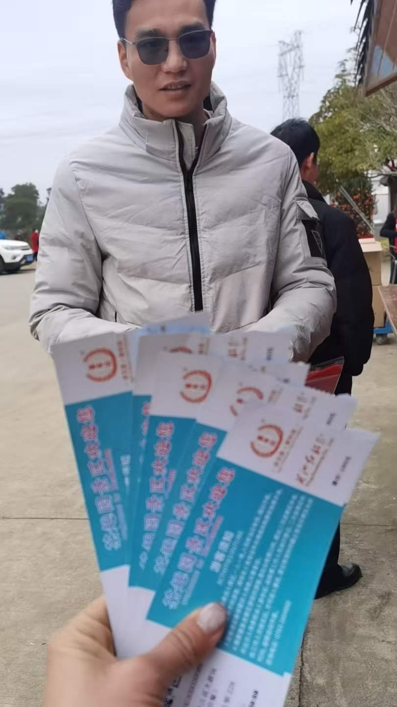 情暖新春:公司董事长黎沛德正月初一深入茶趣园景区慰问一线在岗员工(图4) 情暖新春:公司董事长黎沛德正月初一深入茶趣园景区慰问一线在岗员工(图6)