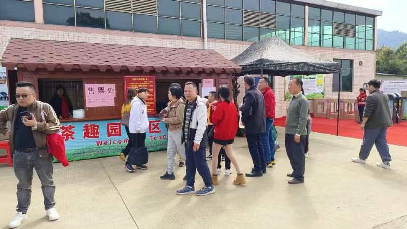 情暖新春:公司董事长黎沛德正月初一深入茶趣园景区慰问一线在岗员工(图5) 情暖新春:公司董事长黎沛德正月初一深入茶趣园景区慰问一线在岗员工(图7)