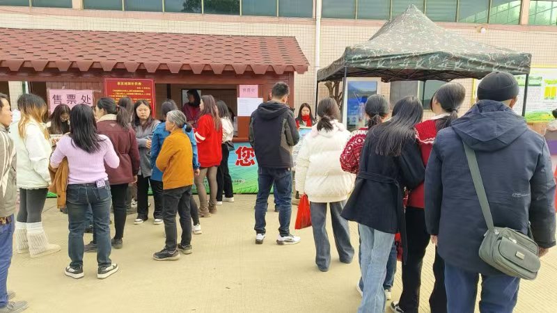 情暖新春:公司董事长黎沛德正月初一深入茶趣园景区慰问一线在岗员工(图6) 情暖新春:公司董事长黎沛德正月初一深入茶趣园景区慰问一线在岗员工(图8)