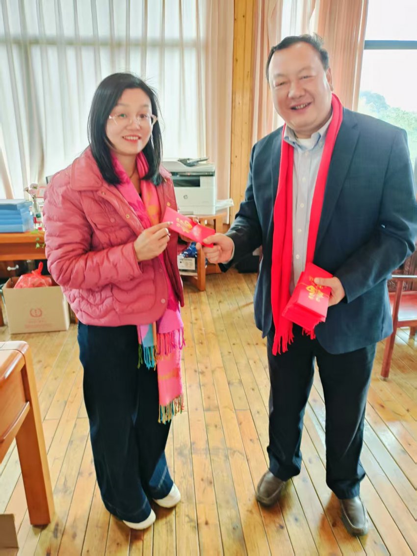 情暖新春:公司董事长黎沛德正月初一深入茶趣园景区慰问一线在岗员工(图7) 情暖新春:公司董事长黎沛德正月初一深入茶趣园景区慰问一线在岗员工(图9)